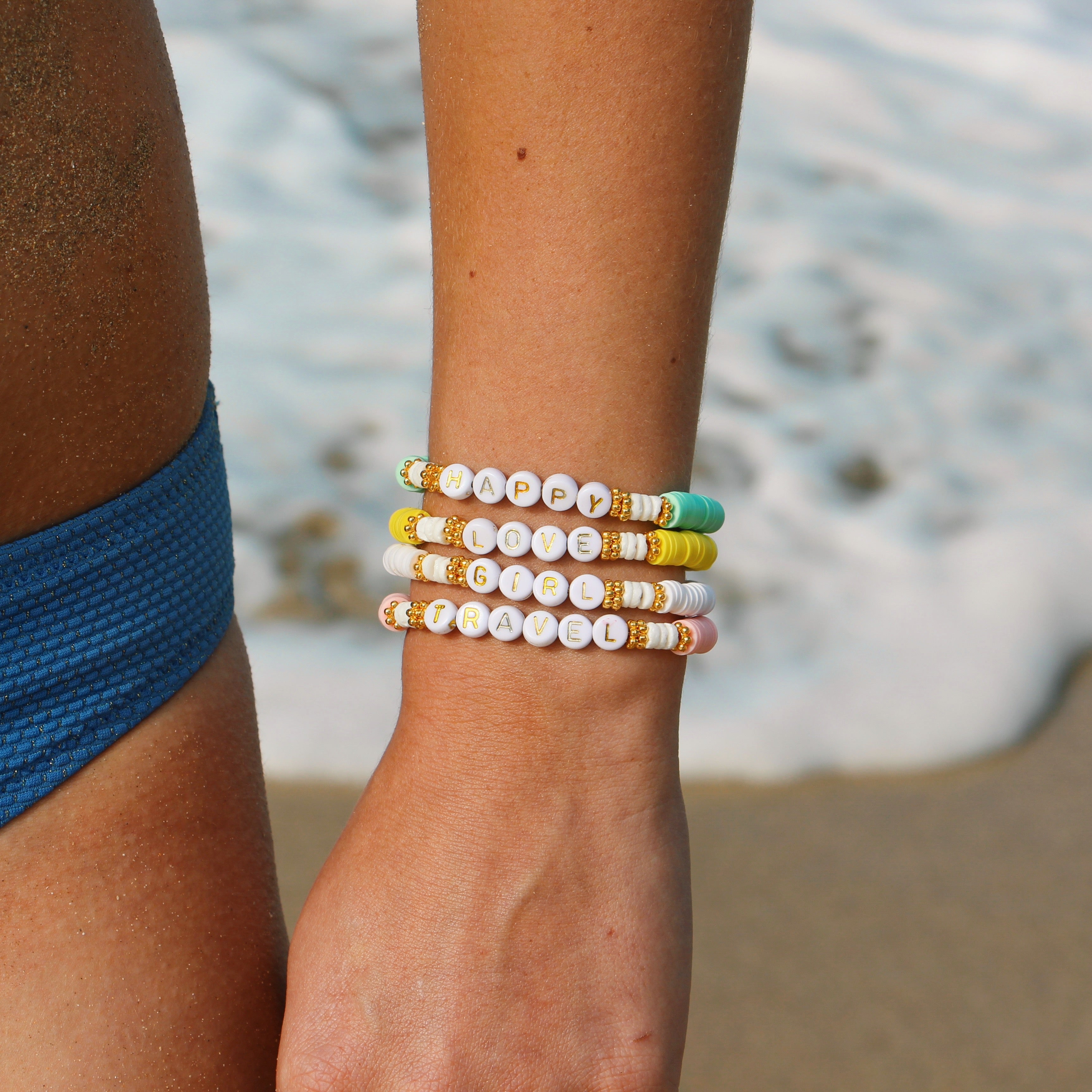 Bracelet surfeur avec perles de heishi, perles plaquées or et coquillage   Bijoux de coquillage, Bracelets bricolage, Accessoires et bijoux pour femme